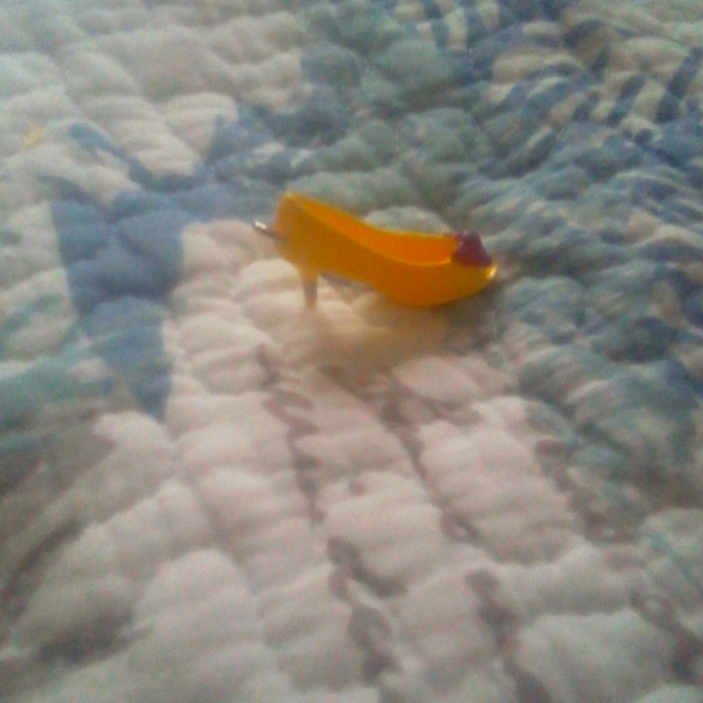 Shoe keychain,yellow,fits on every backpack